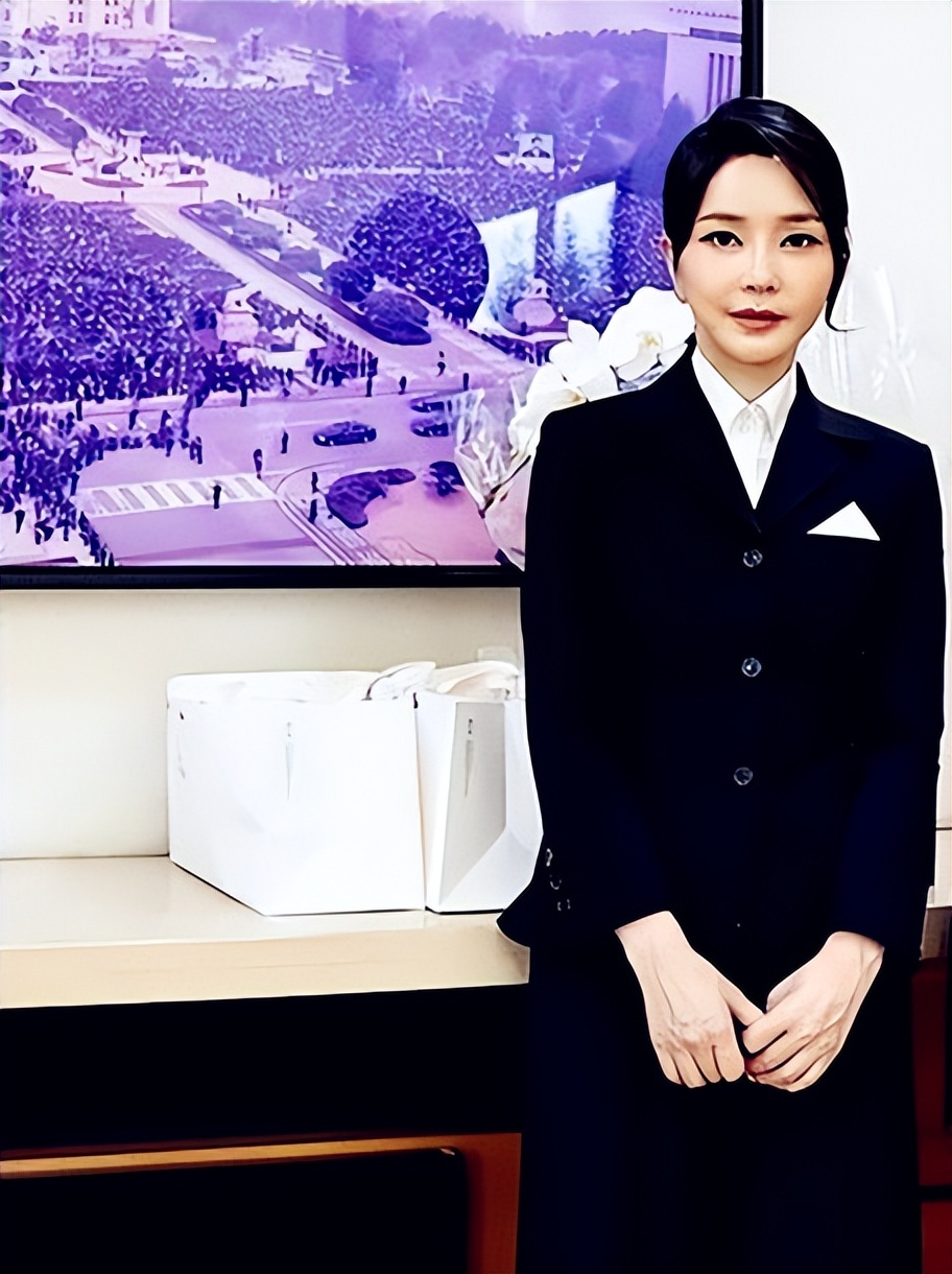 韩国第一夫人金建希着装图片,尹锡悦金建希访问阿联酋