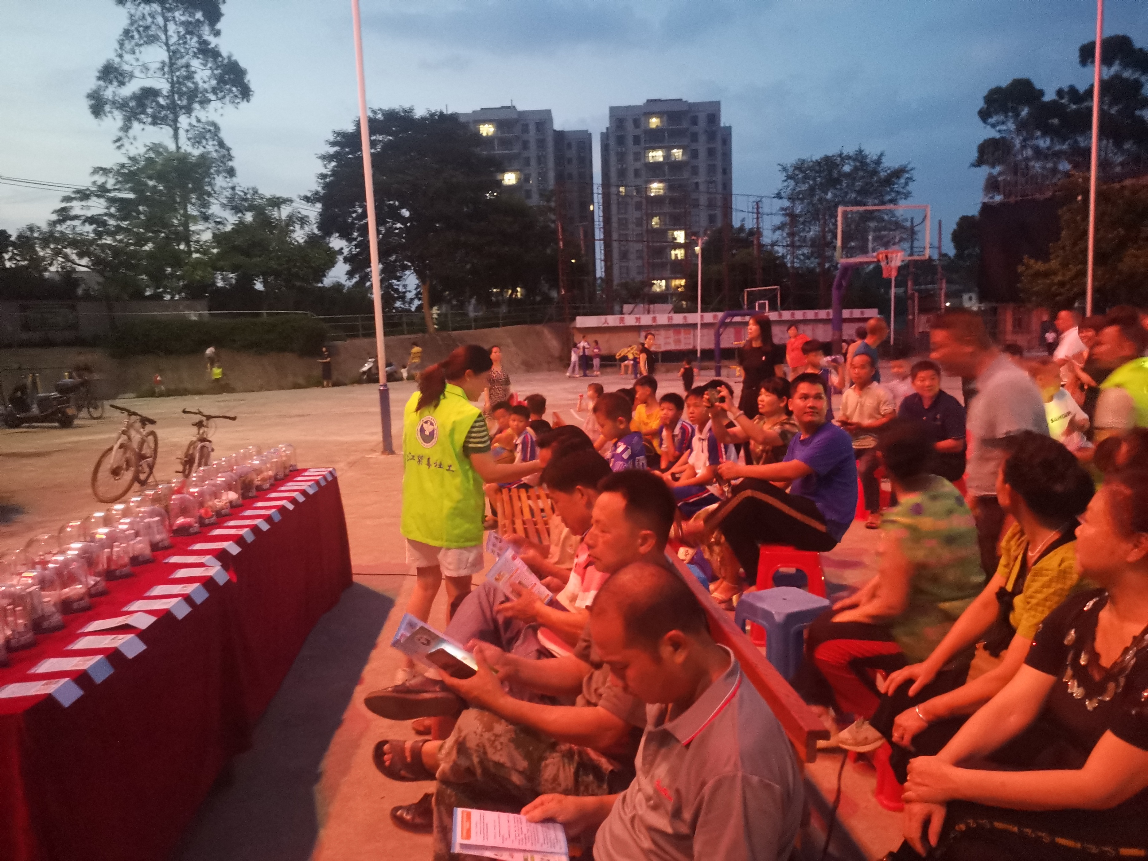 带你归家禁毒电影进社区,组织观看禁毒电影带你归家