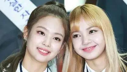 Lisa操作再引热议！晒大尺度照片、妆容变回泰妹，粉丝心疼其