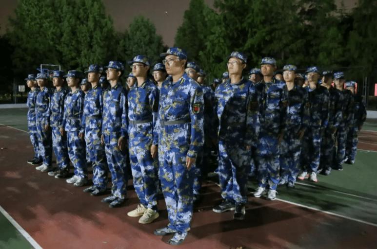 高校回应军训期间喝烟灰水,广东学生军训逼疯教官