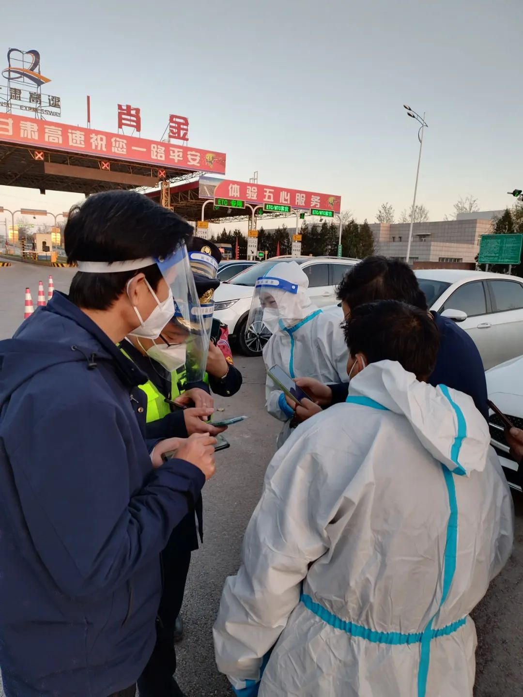 西峰收费所启用“秒易查”，助力智慧查验“再提速”