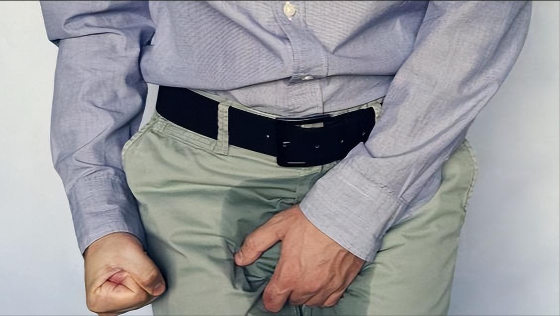 打扫卫生发现儿子包里卫生巾,说是*处私**总是潮湿,这是怎么回事?