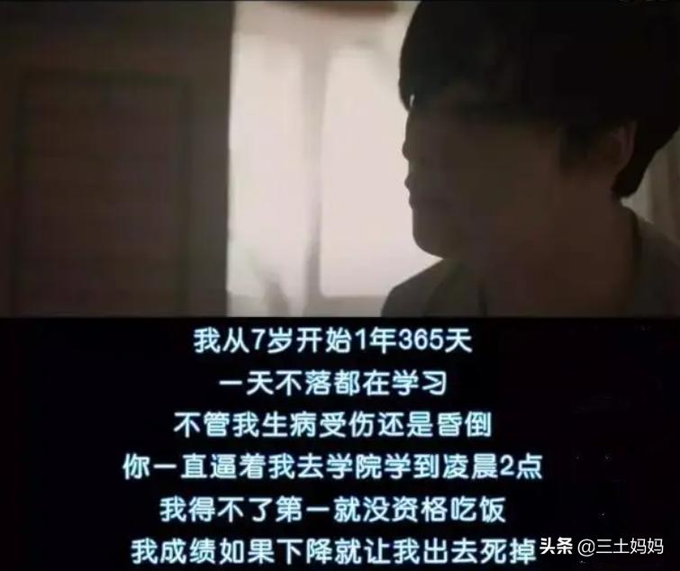 女子低头误入地下车库视频,女生拍地下车库视频