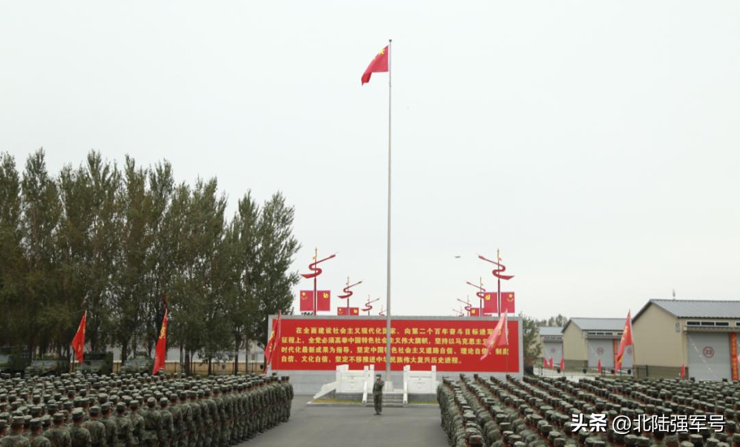 敬礼鲜艳的五星红旗,鲜艳五星红旗下敬礼视频