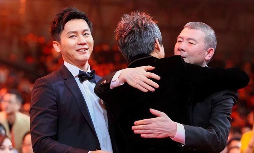 “混世魔王”邓超，上学曾拿刀追保安跑，与冯小刚竟恩怨多年