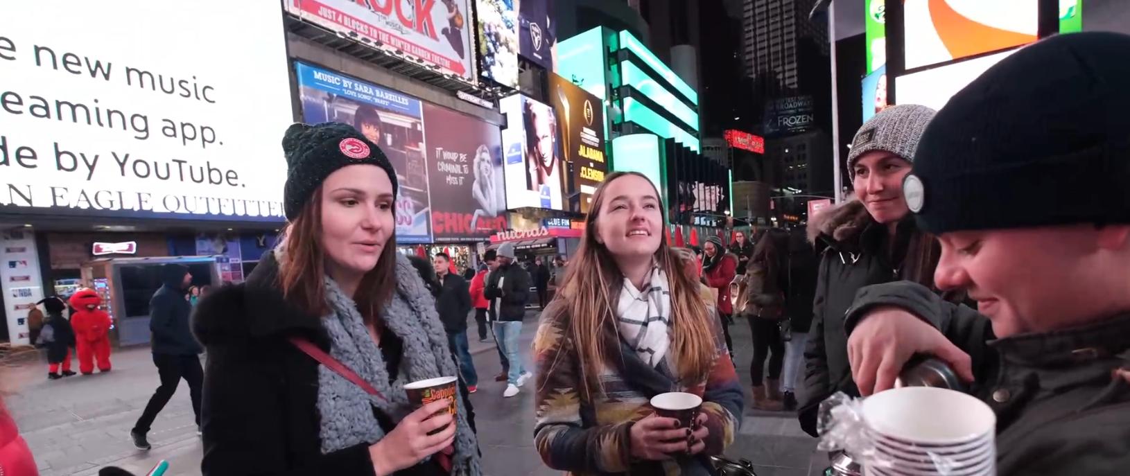 美国小伙觉得中国食物难吃，便用胡辣汤街头实验，结果被路人疯抢