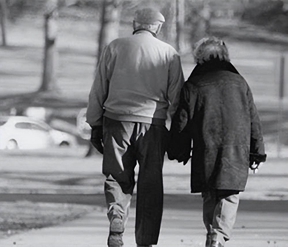 除夕夜儿媳殴打83岁婆婆，倒地后被丈夫一脚踢开，目前未脱离危险