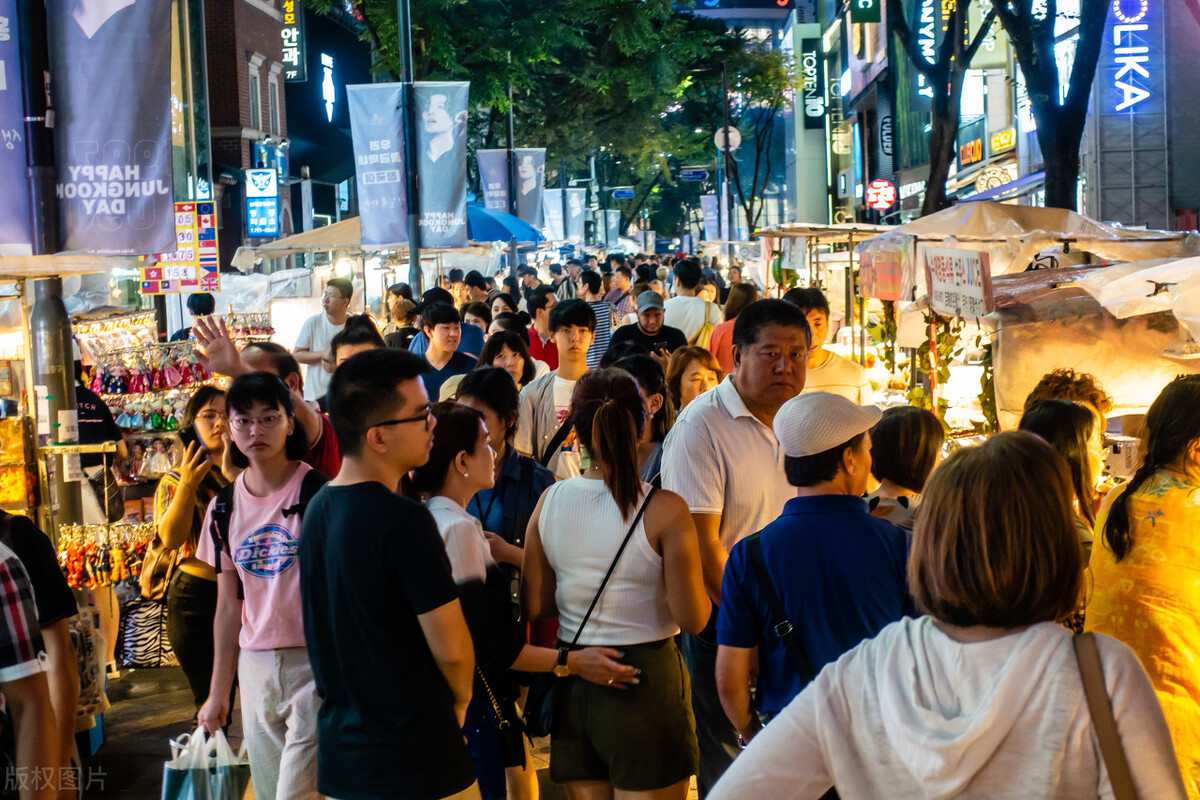 摆摊日入9000被质疑,95后夫妻摆摊日入9000摊位费多少