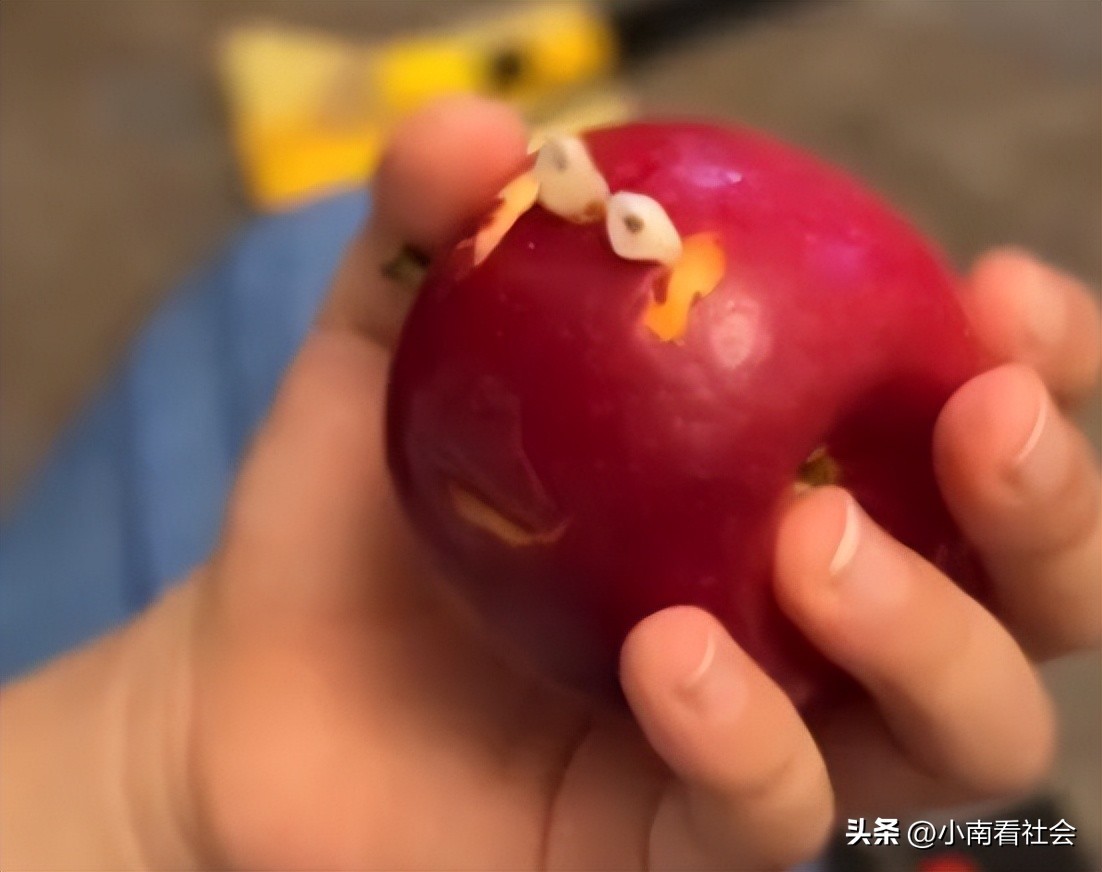 小男孩吃苹果掉牙原视频,小朋友吃糖嘴里爬出虫子视频