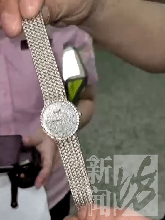 男子花万元购买手表,男子花了7万块买名表