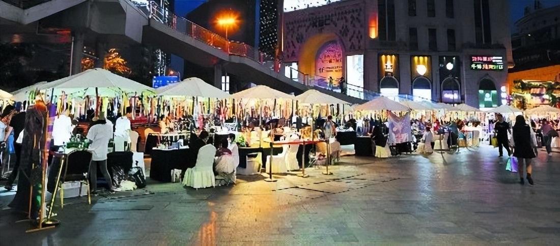 花样“摆”出，频上热搜！“地摊经济”又火了？