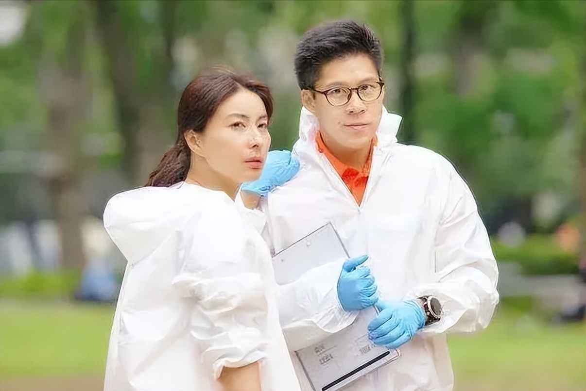 郭晶晶背小布包和老公上街购物 (郭晶晶用的帆布爱马仕包)