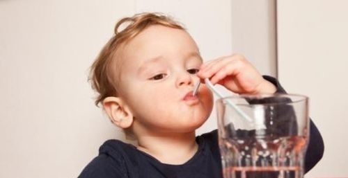 宝宝缺水信号,宝宝缺水也不爱喝水怎么才能补水