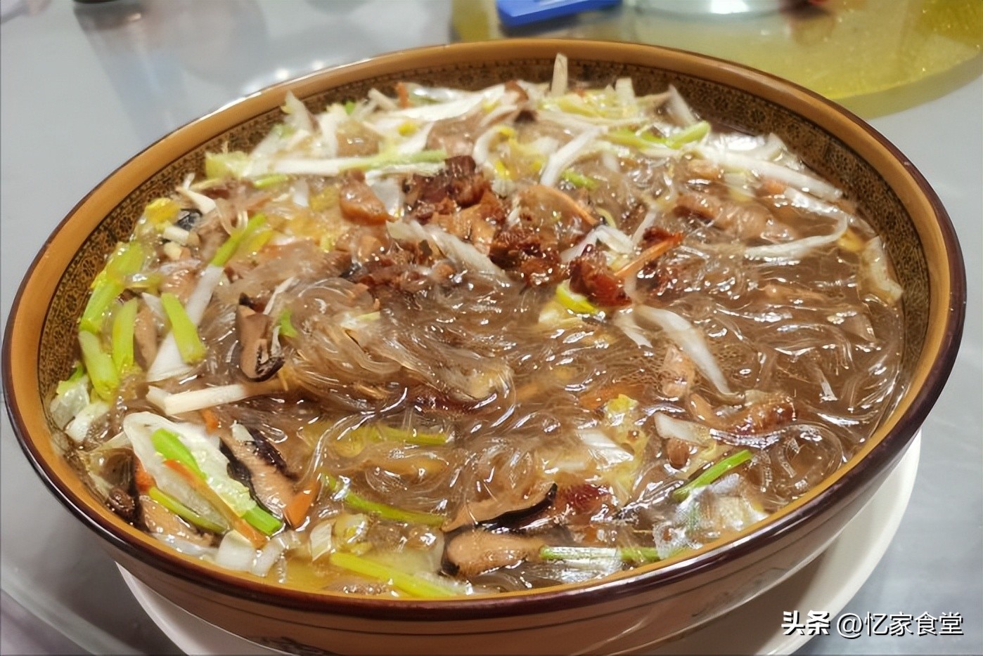 绂忓缓濂冲瓙鍚冮キ,濂冲瓙鍦ㄦ潙閲屽悆閰掑腑