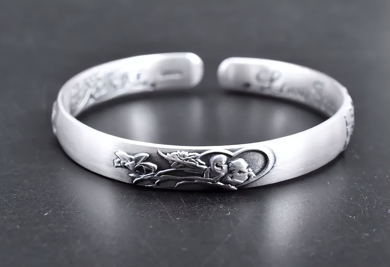 女人长期戴银手镯的危害,女人长期戴银手镯对身体有好处吗