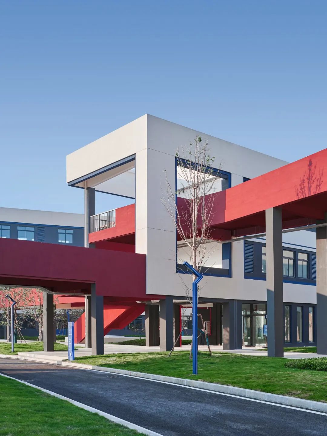 九年一贯制学校设计,阶梯式学校效果图