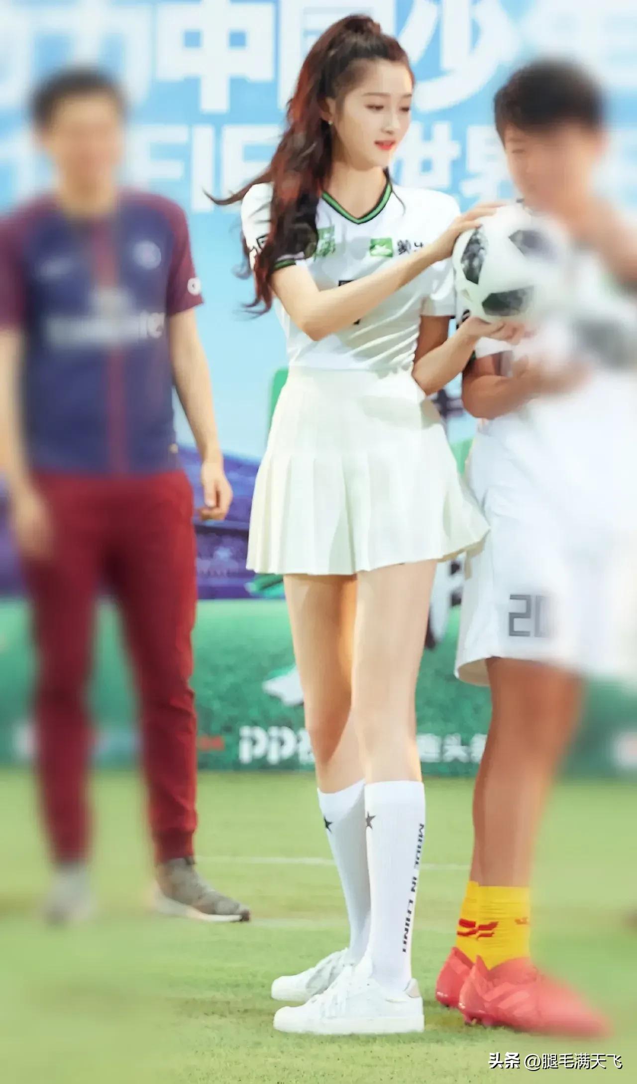 关晓彤足球宝贝造型,关晓彤喜欢足球吗