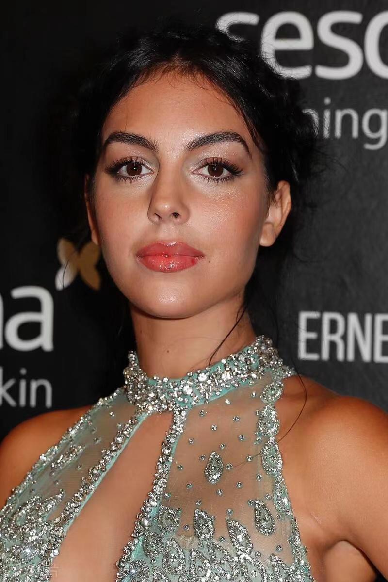 乔治娜是世界上最幸福的女人,乔治娜22岁遇到了人生挚爱