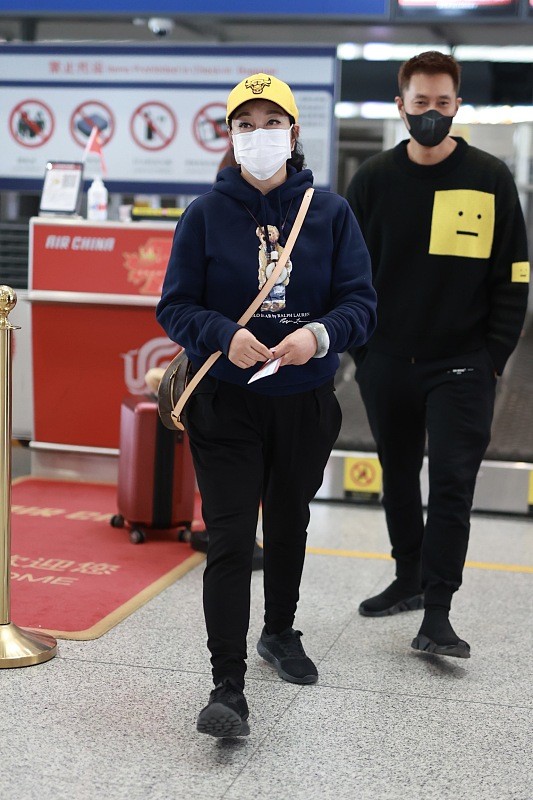 刘晓庆穿红色卫衣,刘晓庆同款卫衣