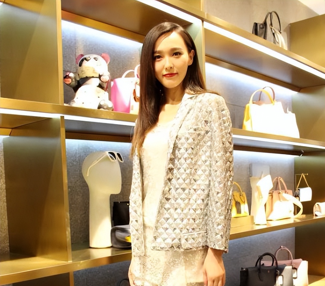 “花钱如流水”唐嫣：一个手机壳价值四万，她为何频穿假货走秀？