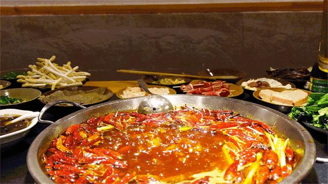 外国运动员火锅店,外国运动员组团打卡成都