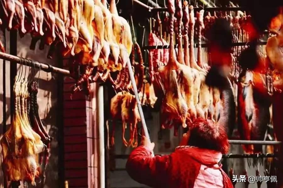 愁人独坐书窗下什么意思,愁人正在书窗下一片飞来一片寒