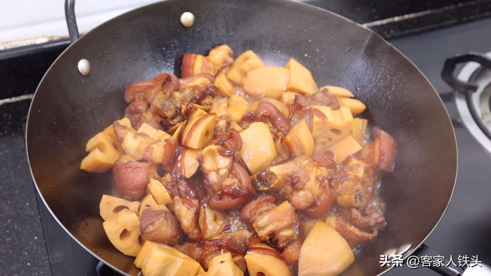 莲藕炖猪脚的家常做法大全,莲藕炖猪脚的正宗做法详细过程