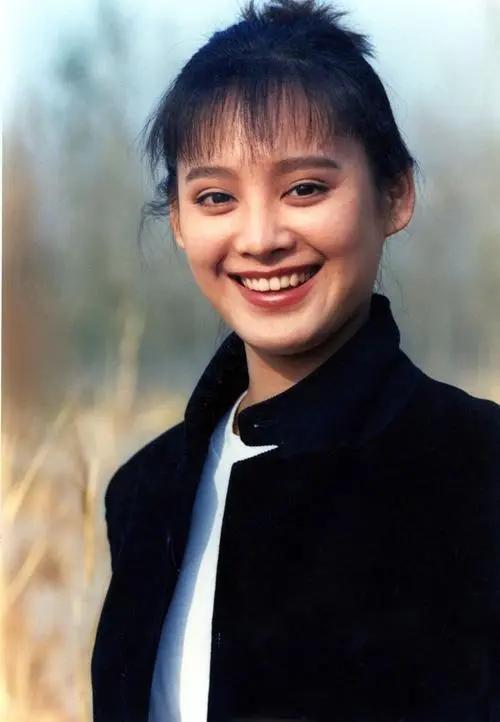 看烦了满屏的“纸片人”“排骨胸”，这几位有肉感的女星才是真美