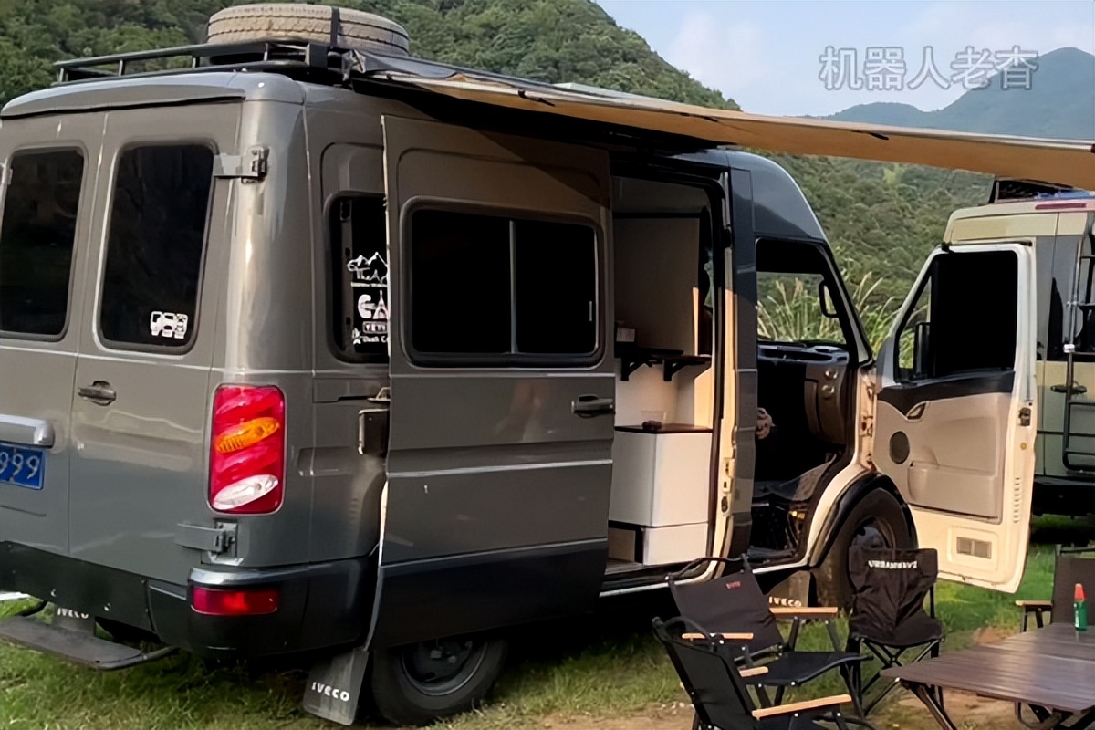行进的灰金刚,依维柯宝迪改装房车上路了,小专车这样设计旅居车