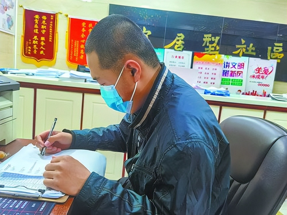 在忙碌中感动着——皇家帝苑社区*党**委副书记范峻赫的工作轨迹