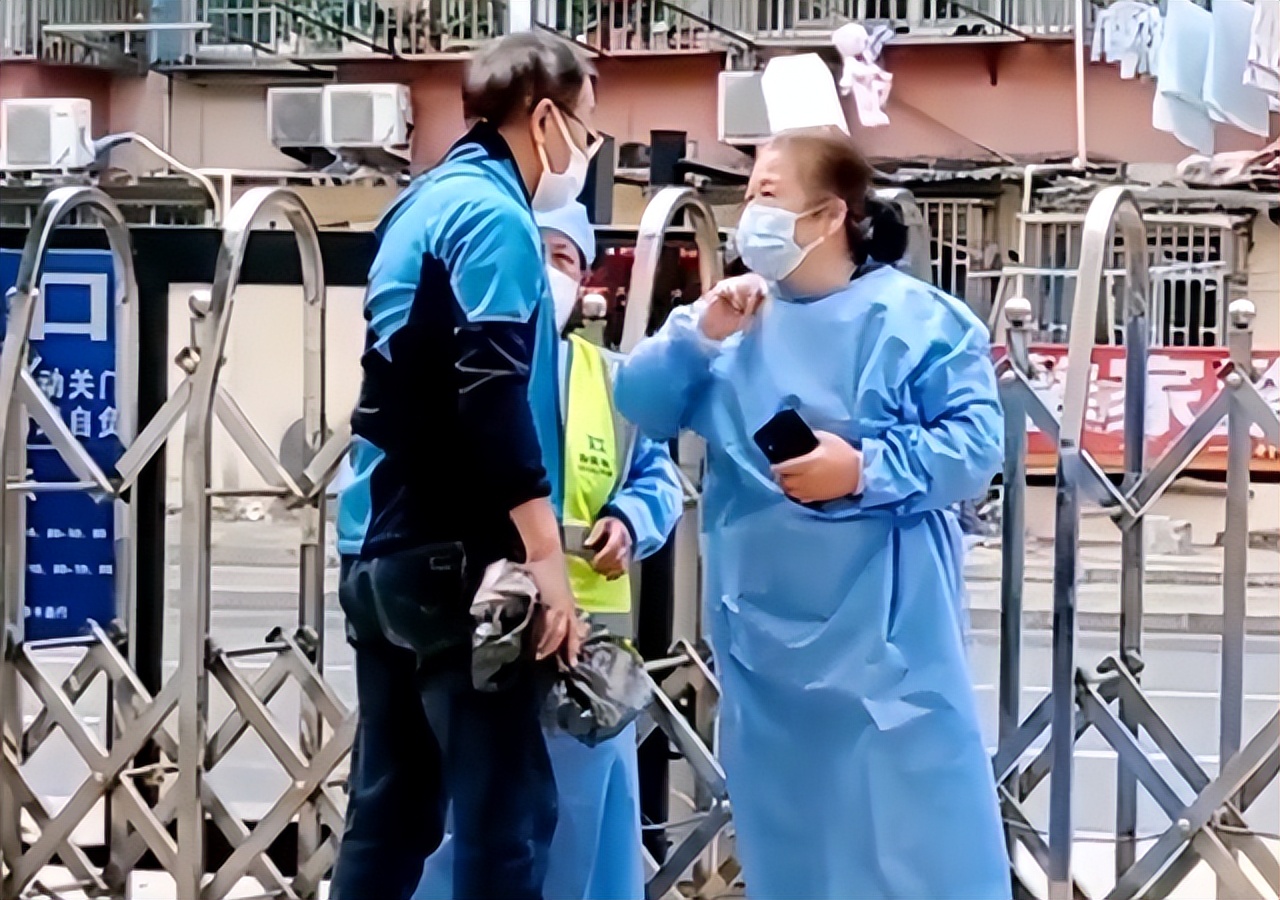 上海一大爷犯烟瘾，委托朋友送1条香烟，与女保安上演“抢烟战”