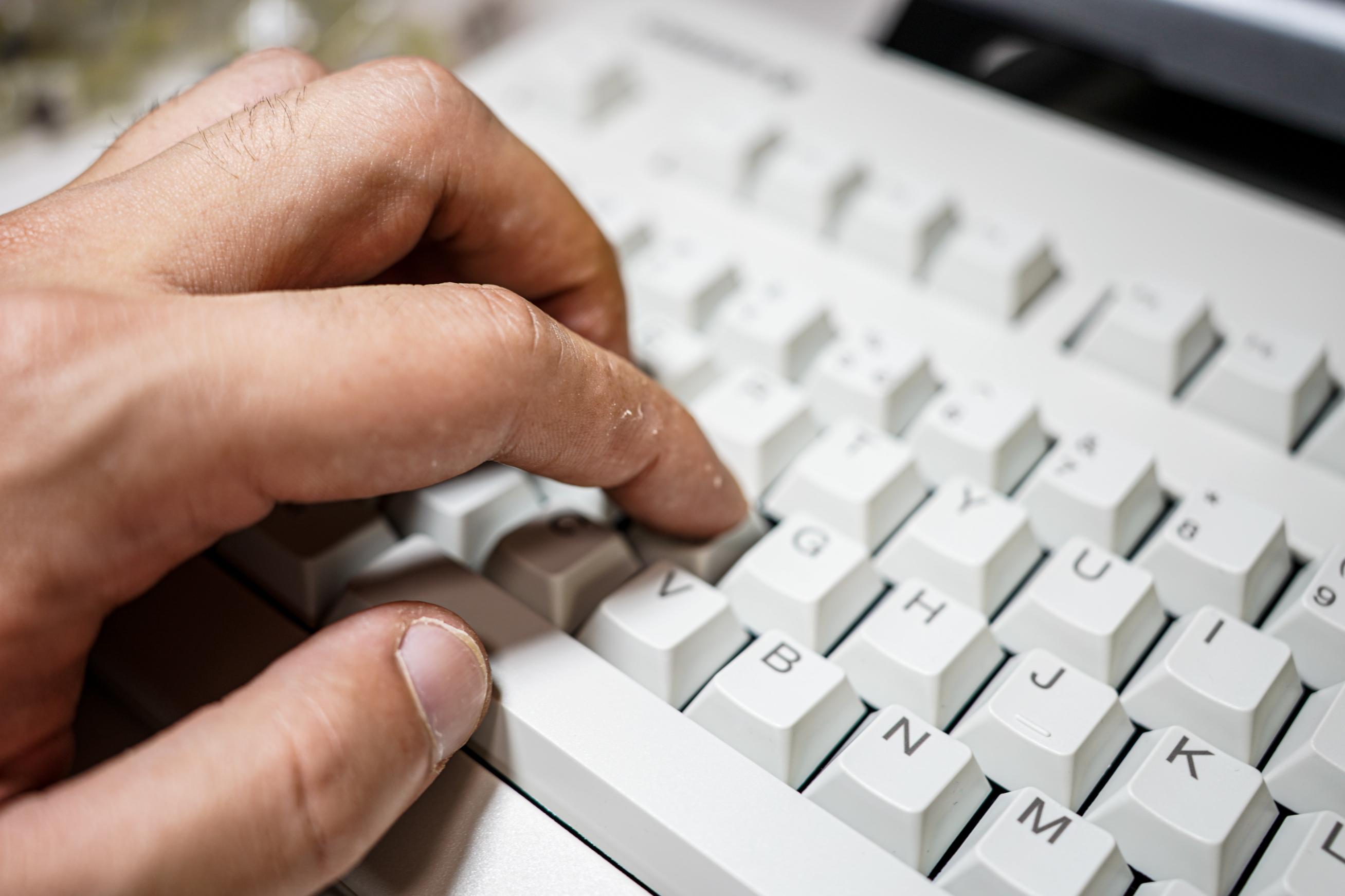 cherry轴入门机械键盘推荐,cherry键盘银轴和茶轴对比