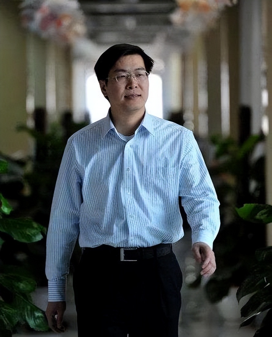 他穷到花老婆钱，24岁创业，靠卖网站域名发家，现身家75亿