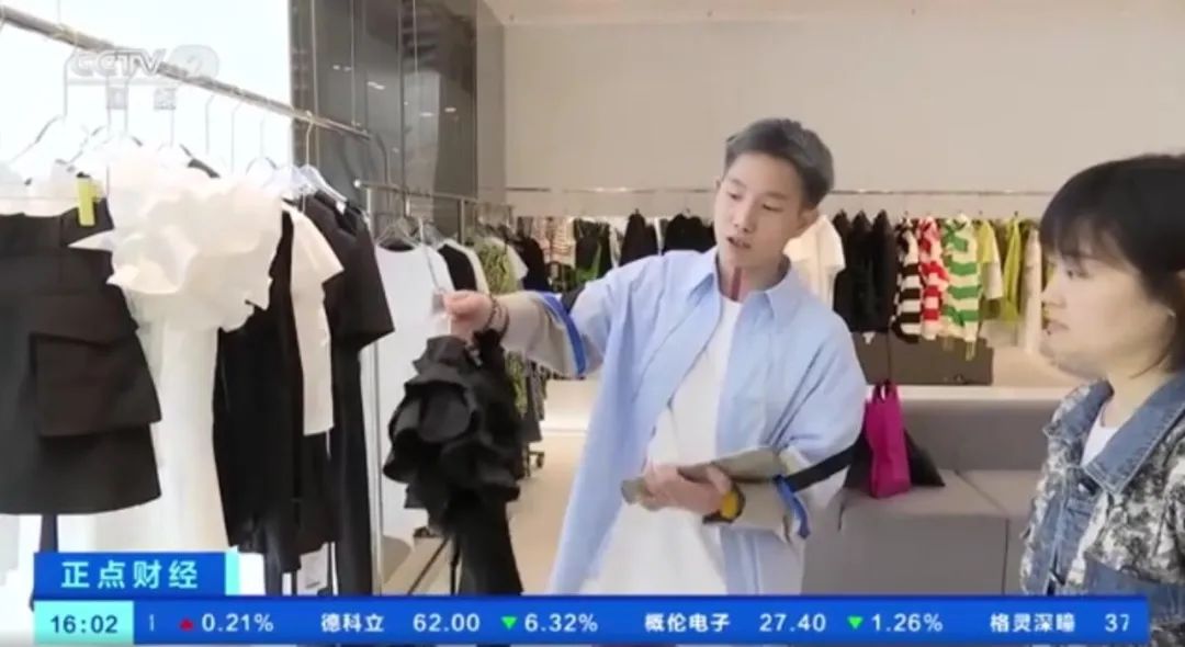 天气暖了，服装行业热了！深圳服装批发市场订单供不应求，服装工厂用工需求激增