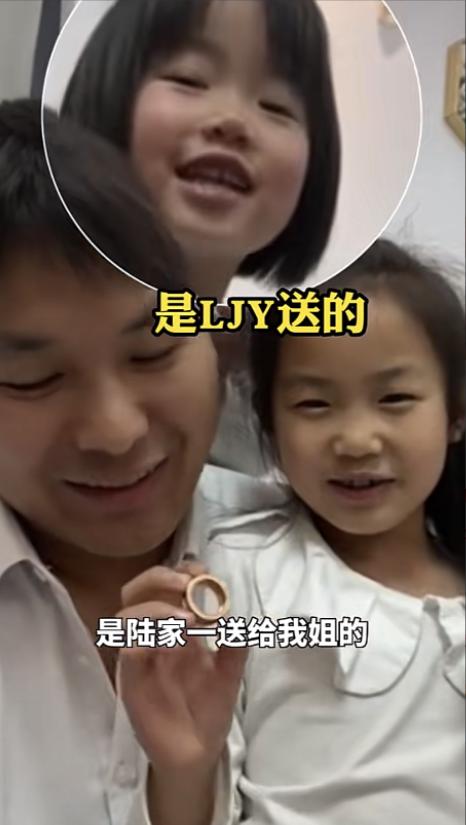女儿去幼儿园收到金戒指,幼儿园女孩收到金戒指