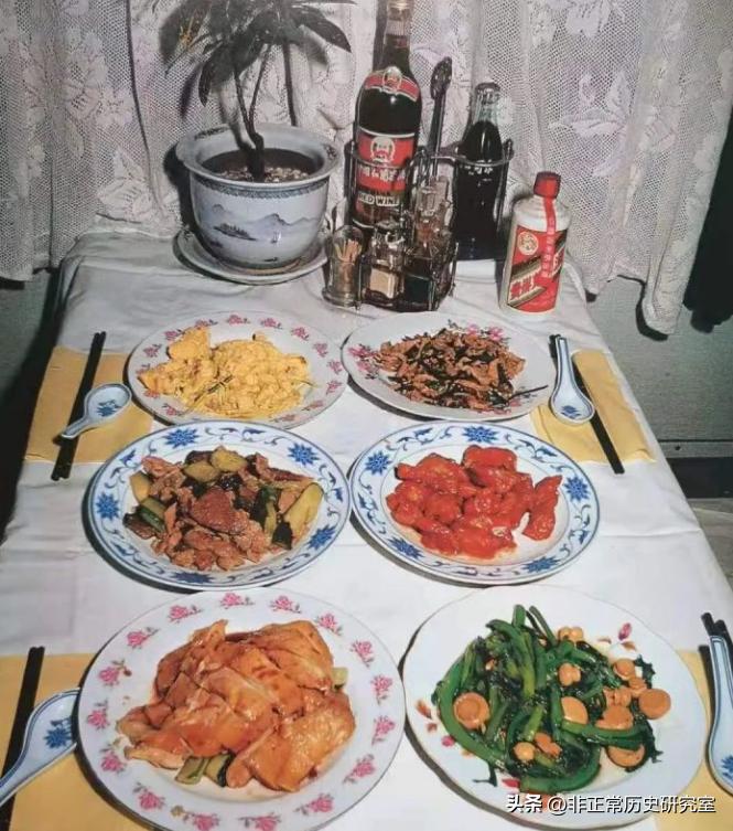 老照片：80年代的北京生活风貌，火车上供应茅台，牛肉一块八一斤