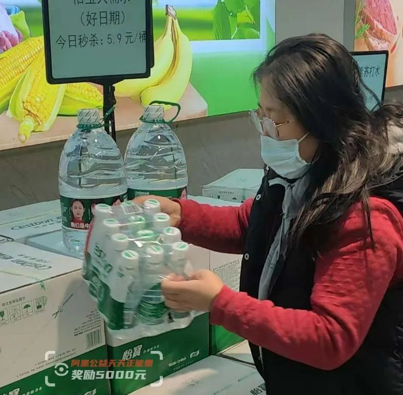 听到老人犹豫地问：有没有打折牛奶？超市老板娘“撒谎”了