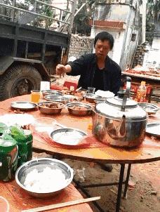 轻松一刻：这样的破电脑，收废品的竟然出价500块钱收，真是疯了