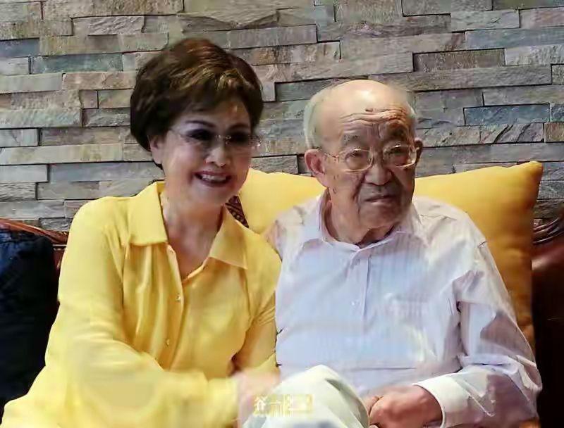 李谷一不化妆图片,李谷一摘掉假发相片图文