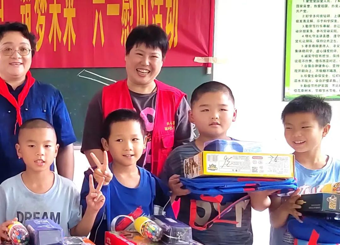 农民在地里干活挖出黄金,农民干活挖出金币