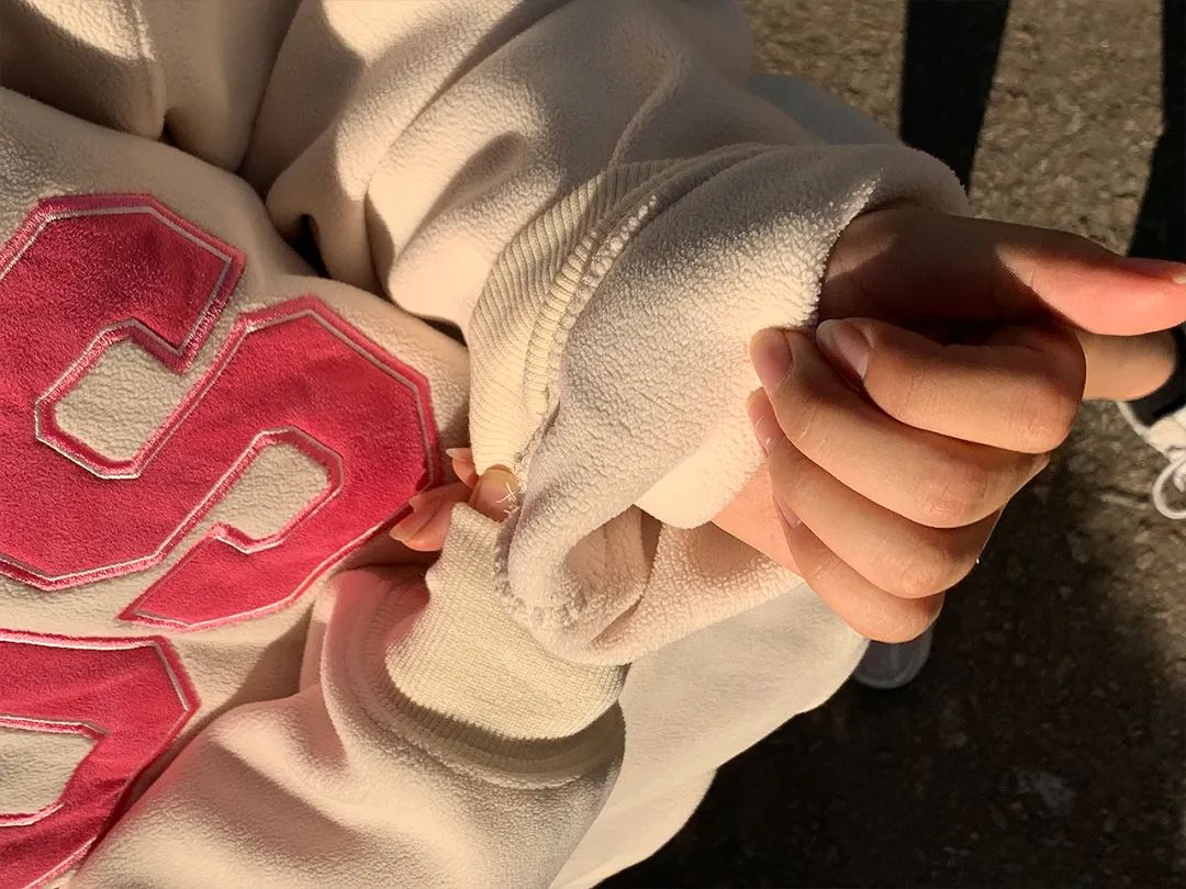 王鹤棣赵露思三亚同框同款,王鹤棣赵露思黑色衣服