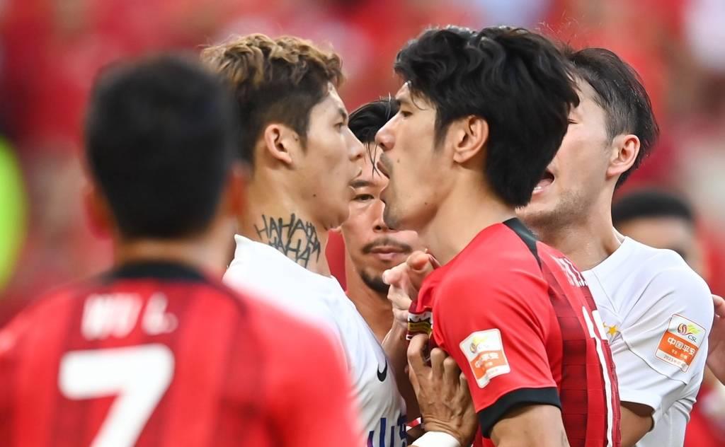 海港队4:3逆转泰山队,上海海港vs山东泰山5张红牌