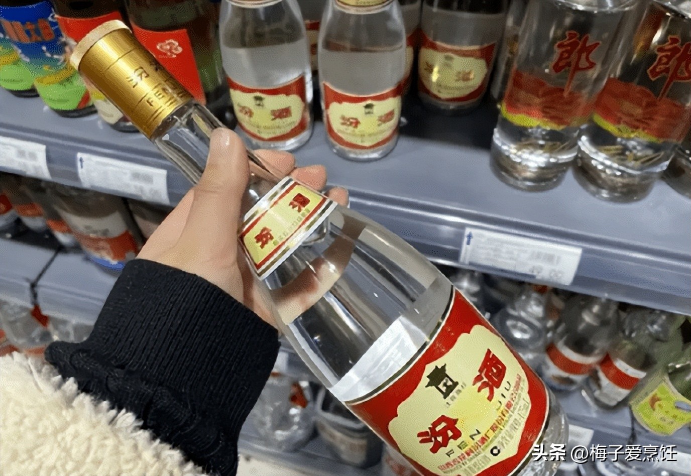 白酒瓶造假手段视频,白酒造假花样多五招学会辨真假