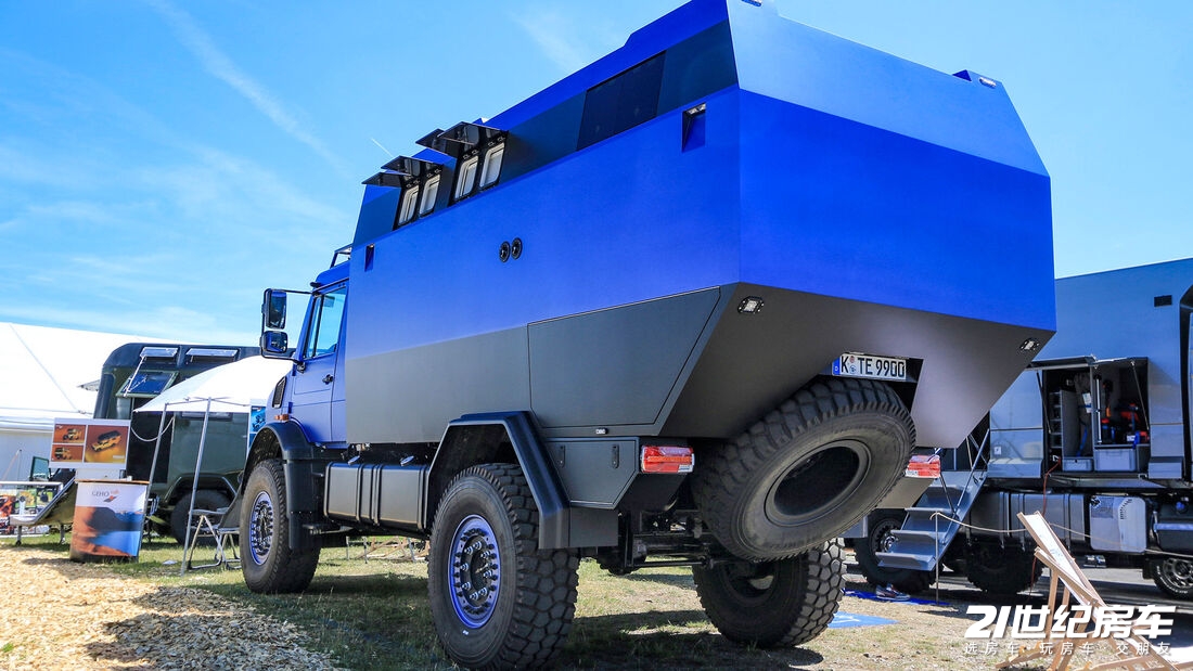 全球顶级过亿的末日堡垒越野房车,科技风末日堡垒