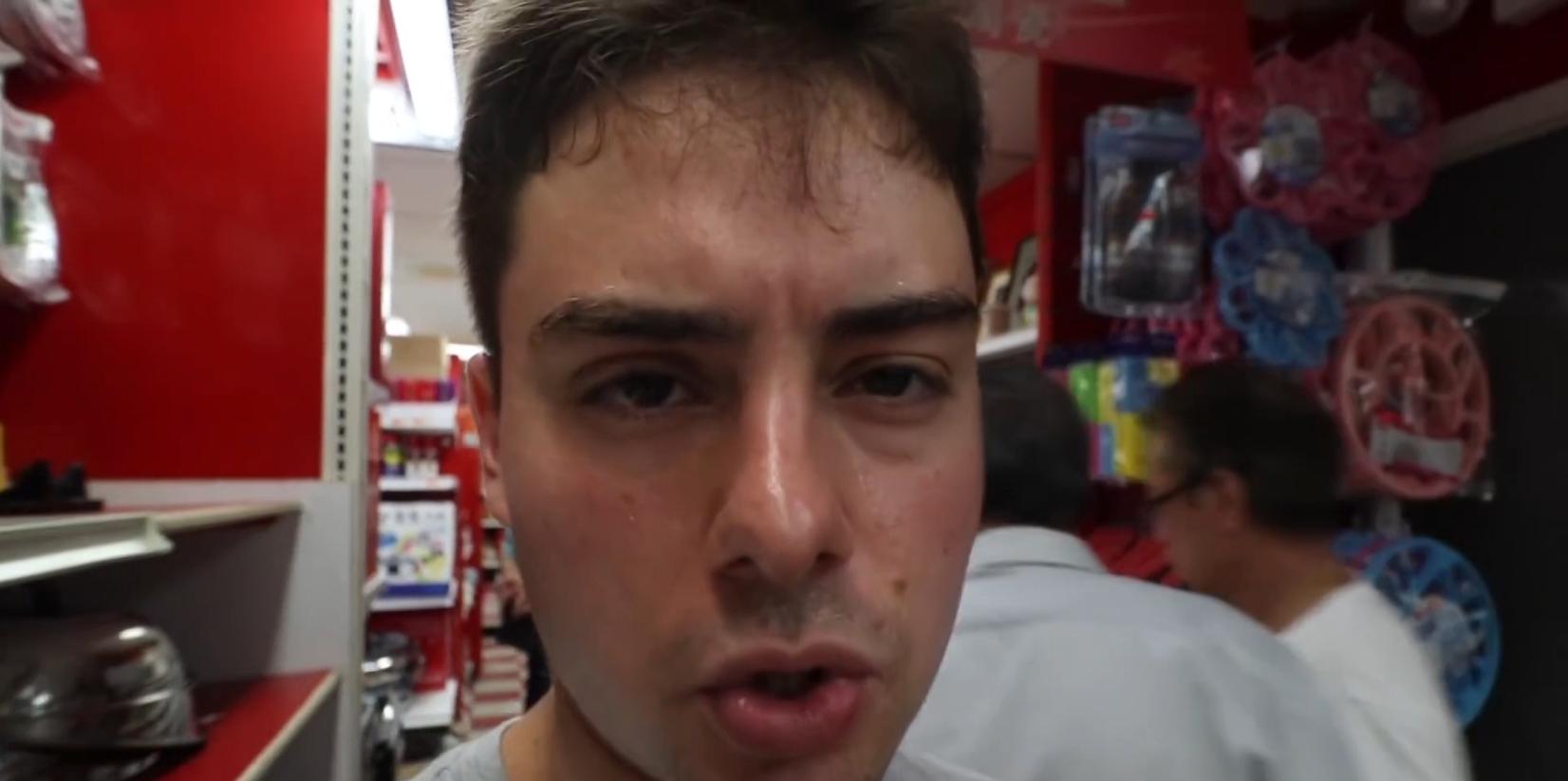 在美国街头第一次吃中国辣条,美国小伙第一次吃中国辣条