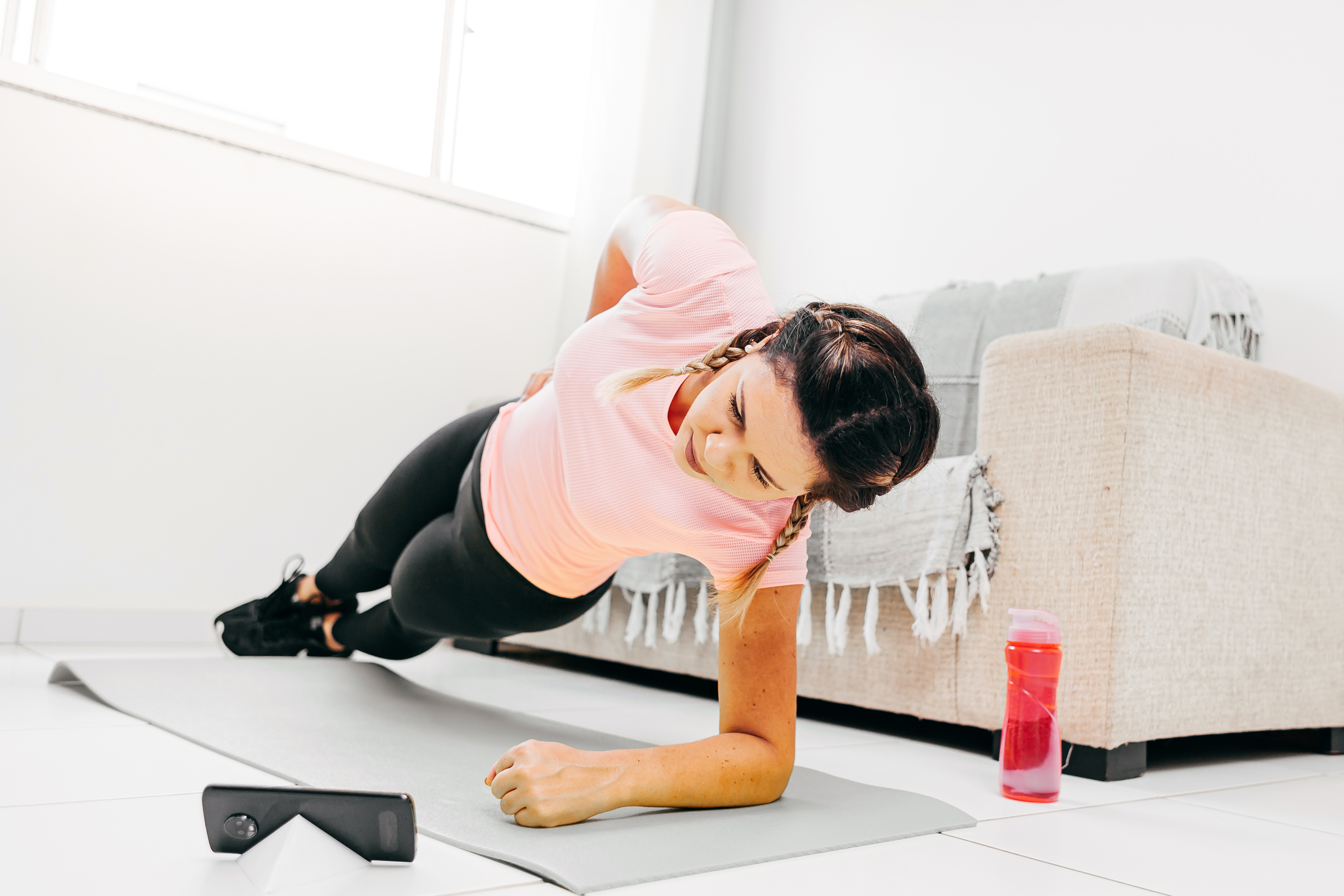 减肥健身动作边看手机边健身,手机在腿下健身减肥动作