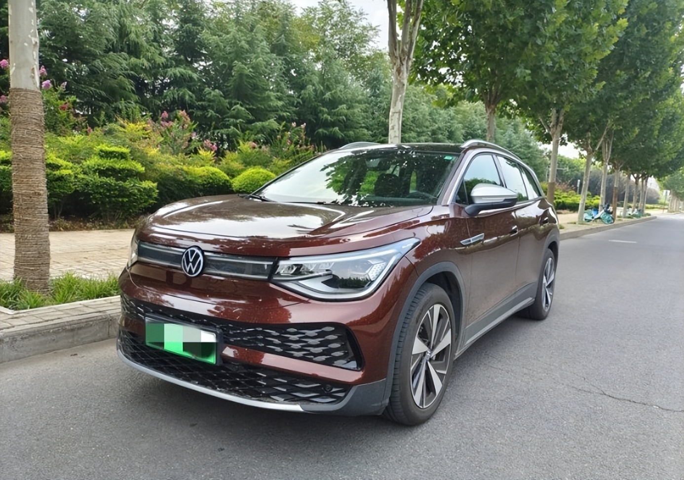 油门很轻踩一点转速就更高,油门踩得急深反而提速不快