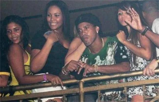 小罗为什么是足坛最好的精灵,被称为足球精灵的人