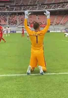 人民日报+央视祝贺国足！23岁主力国脚激动跪地，高举双手庆祝