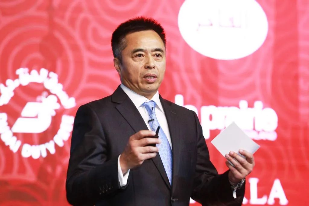 3800亿的免税巨头，猛攻线上